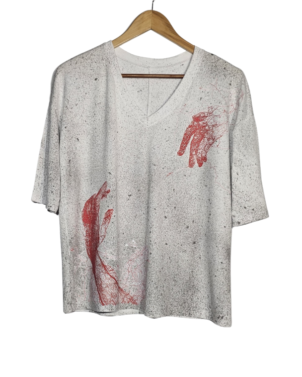 Producto - Remera Manos escote V