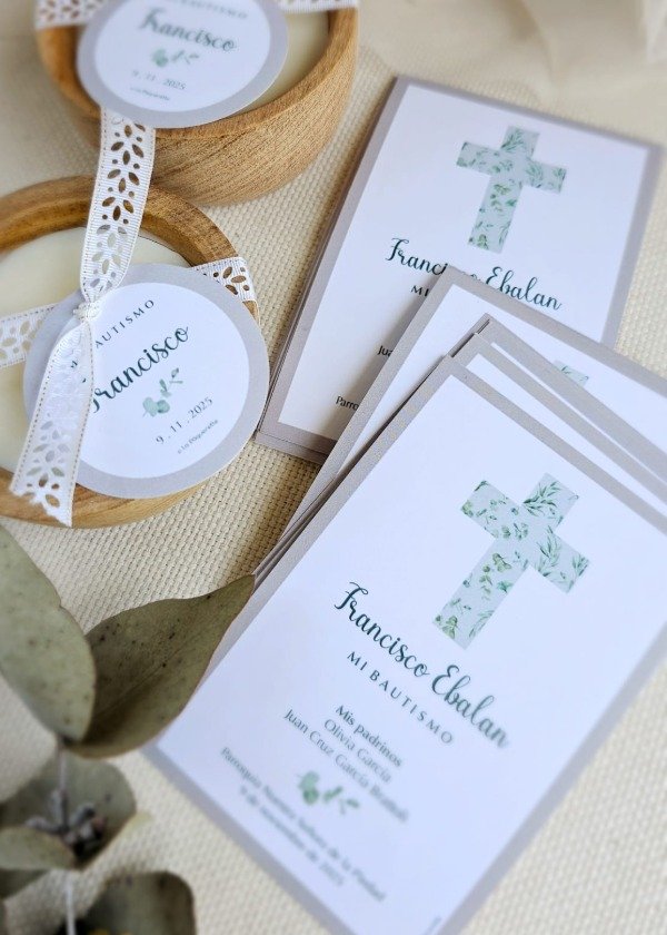 Producto - Vela en cuenco de madera con cinta y tag personalizado + Estampita