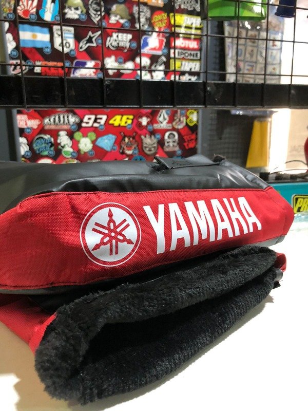 Producto - Cubre Mangas con Corderito Logo Yamaha Rojo