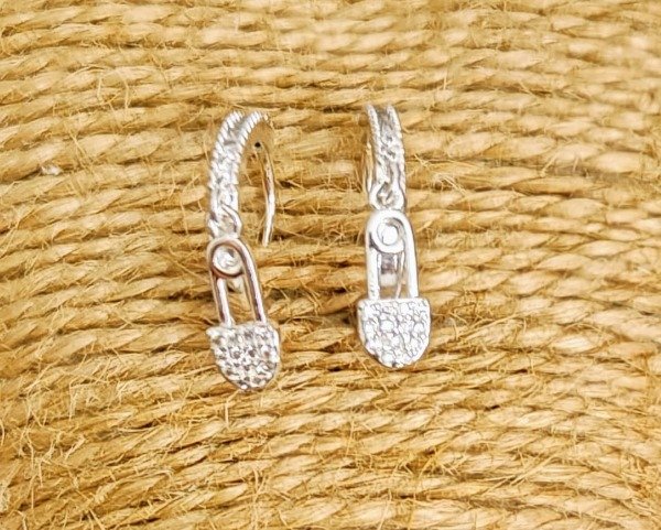 Producto - Argollas Click Cubik con dije alfiler