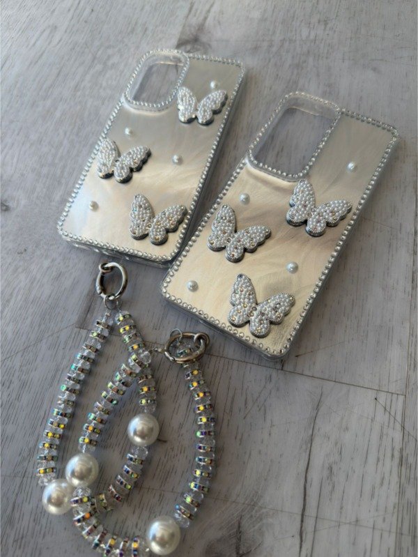 Producto - Case holografica mariposas strass + strap