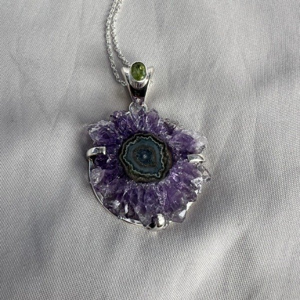 Producto - DIJE ESTALACTITA DE AMATISTA CON DETALLE DE PERIDOTO FACETADO