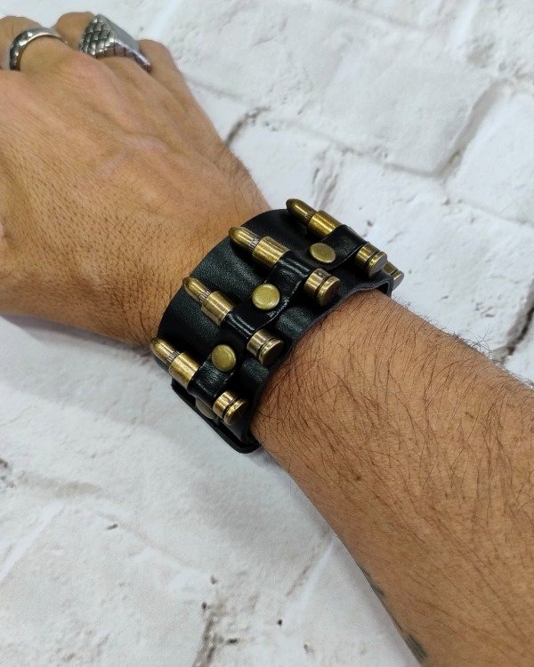 Producto - Muñequera de ecocuero con balas de metal