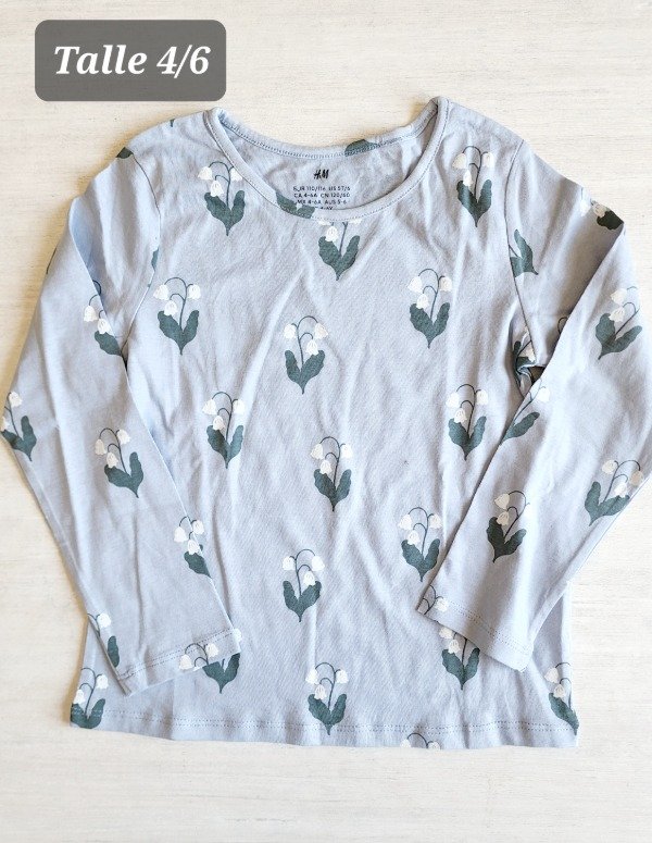Remera manga larga HyM talle 4/6 flor celeste
