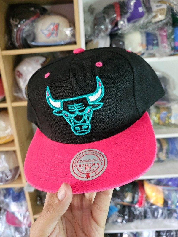 EN STOCK: Chicago Bulls Windy City Light Pink Mitchell And Ness Snapback