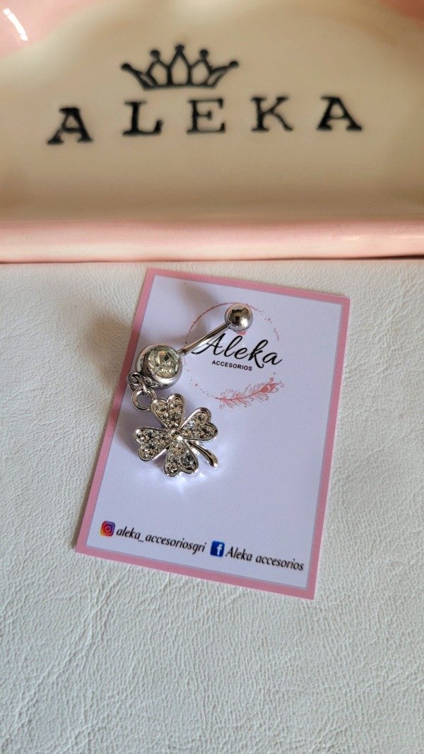 Producto - Pircing de ombligo con dije colgante trébol con strass de acero quirúrgico - 1