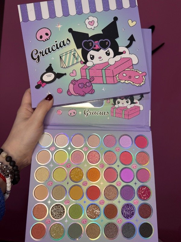 Producto - Paleta de sombras Kuromi 42 tonos