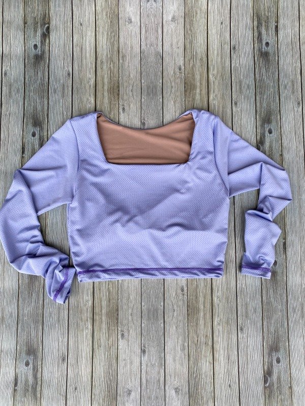 Crop lotus manga larga lila