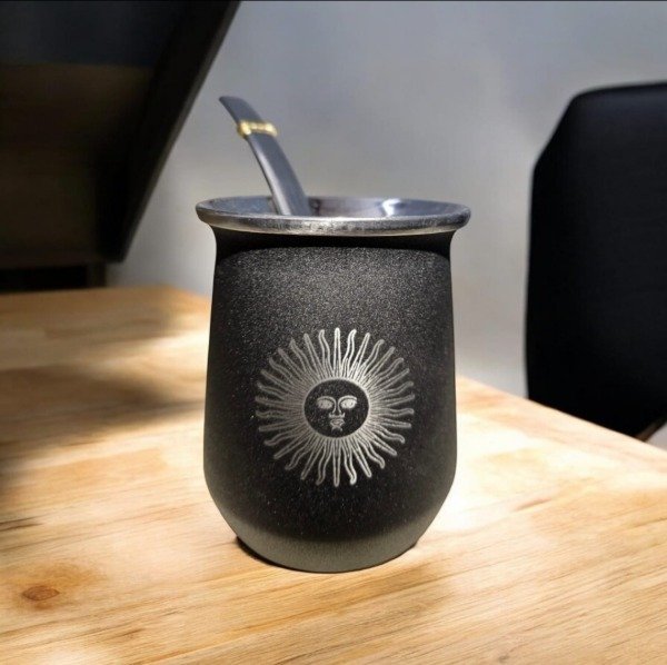 Producto - Mate Sol de Mayo, negro con bombilla