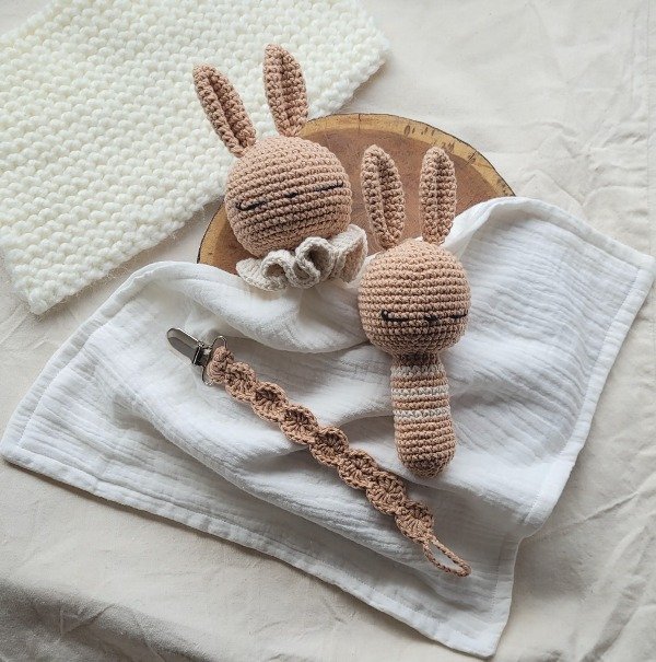 Producto - Kit Bunny manta de apego + sonajero + porta chupete tejido - 2