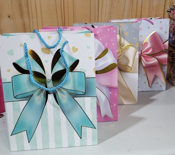 Producto - Bolsa de Cartón Moño y Geométrica x 6 unidades surtidos 18X23X10CM