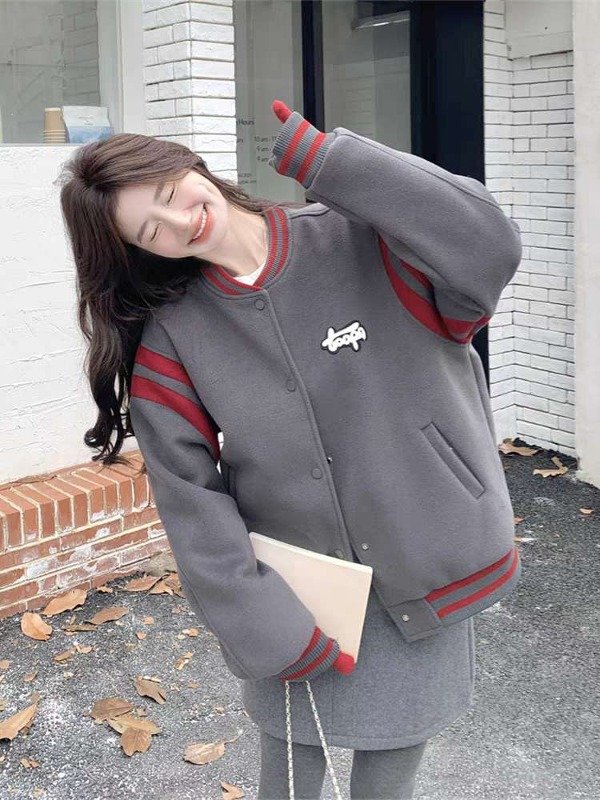 Producto - campera overside gris oscuro conn rojo