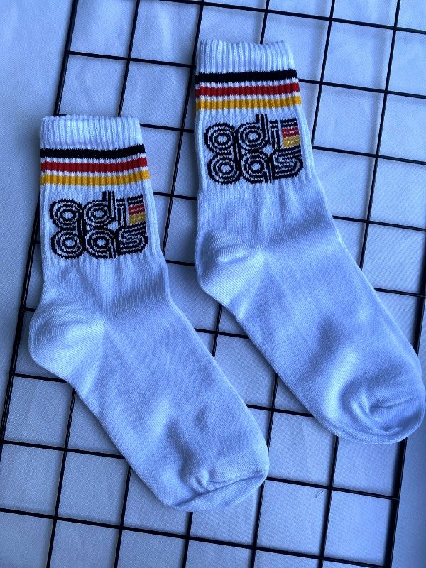 Producto - Medias 3/4, adidas blancas con amarillo rojo y negro
