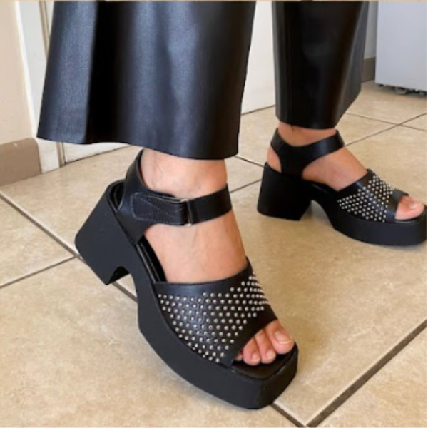 Producto - Sandalias Plataforma Mujer Negras con Tachas y Ajuste Velcro