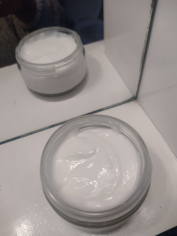 Producto - Crema facial con niacinamida y ácido hialurónico