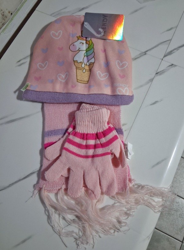 Producto - SET BUFANDA + GORRO + GUANTES COLOR ROSA CLARO UNICORNIO