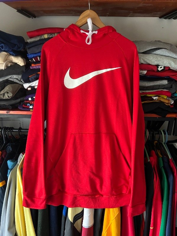 Producto - Buzo canguro rojo nike big swoosh, talle L