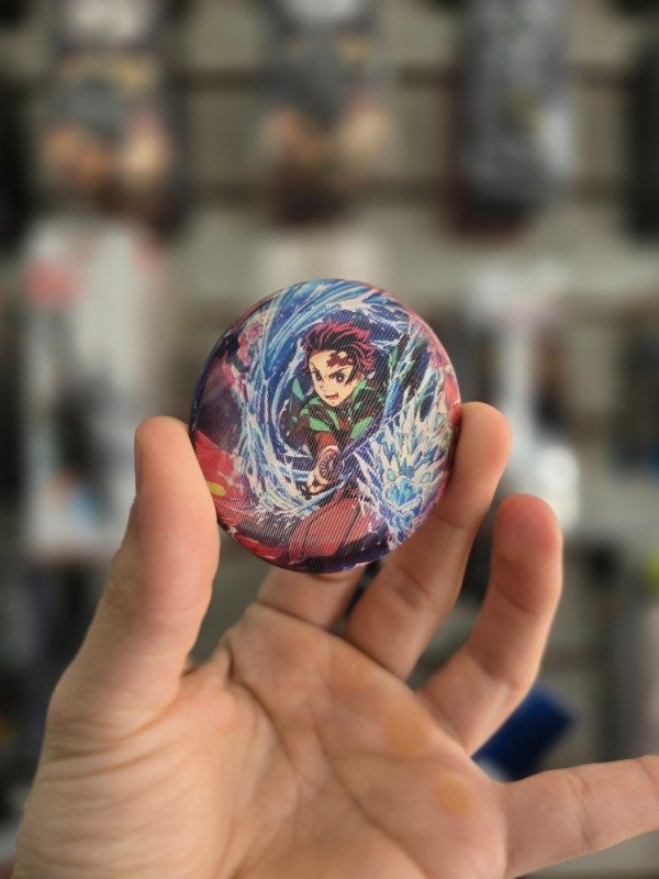 Producto - Pin Tanjiro holográfico