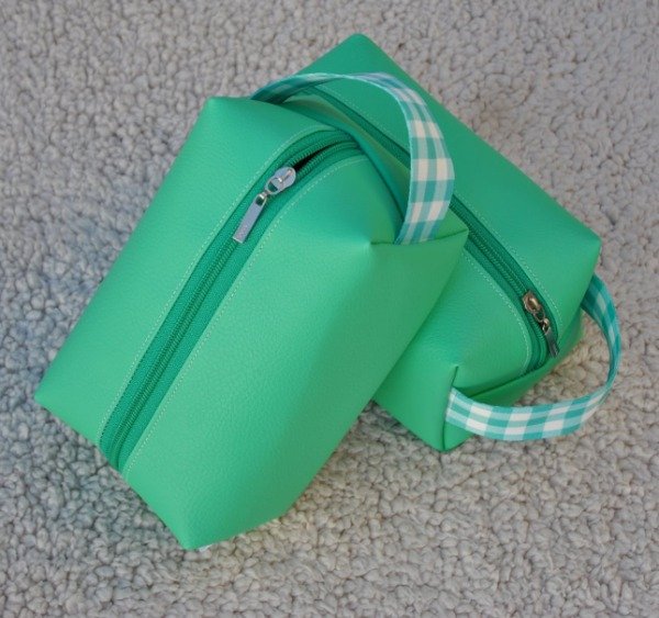 Producto - Pocket Símil Cuero Acqua con Correa Cuadrille