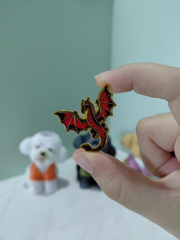 Producto - Pin metalizado - Dragón rojo en dorado #3112