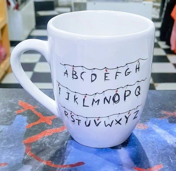 Producto - Taza Strangers thins Abecedario
