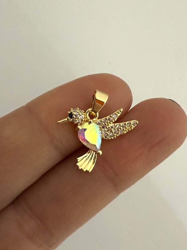 Producto - DD72 Dije colibrí cubik tornasolado y micropave acero dorado 1 cm