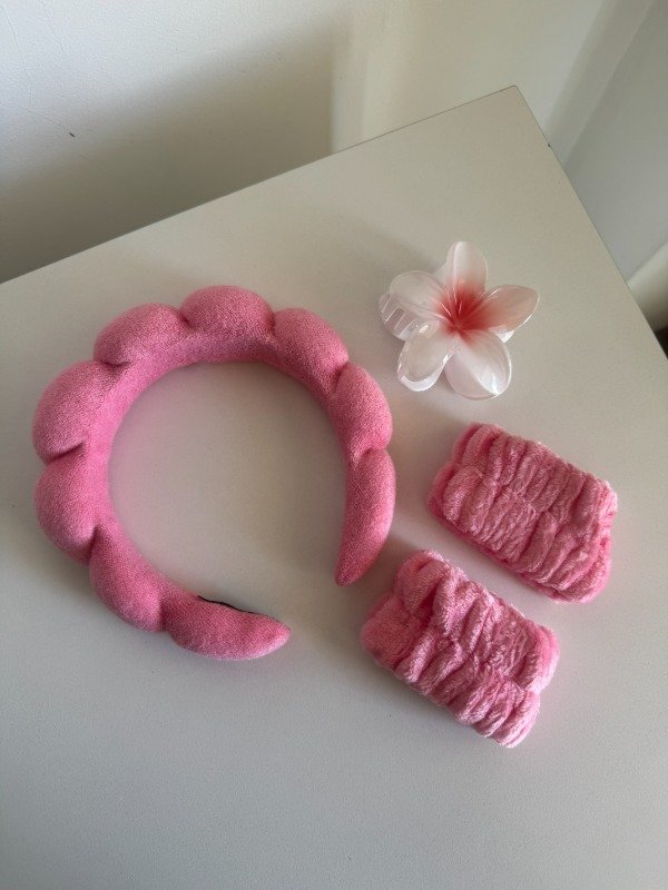 Producto - KIT SKINCARE ROSA (VINCHA + MUÑEQUERAS + BROCHE)