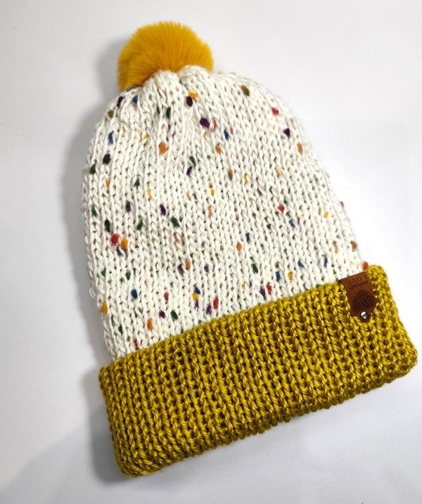 Producto - Gorro tejido tonos crudo con pintitas multicolor y mostaza