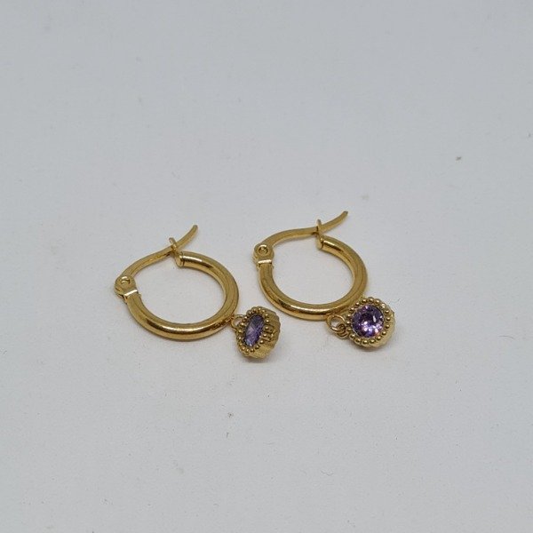 Producto - Argollas doradas cubic violeta