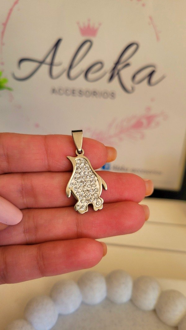 Producto - Dije pinguino con strass de acero quirúrgico