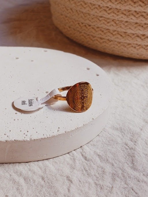 Producto - Anillo San Benito - talle 19 - Acero dorado