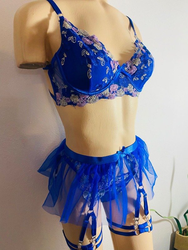 Producto - Conjunto azul bordado de 5 piezas