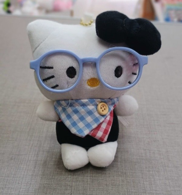 Producto - Colgante de peluche HELLO KITTY con bandana y anteojos