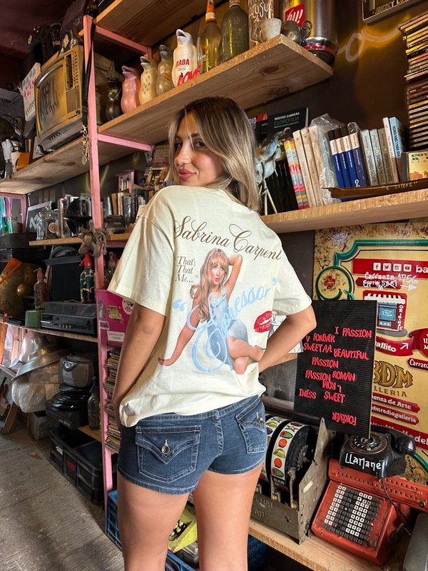 Producto - Remera Sabrina Carpenter x Bershka Talle XS