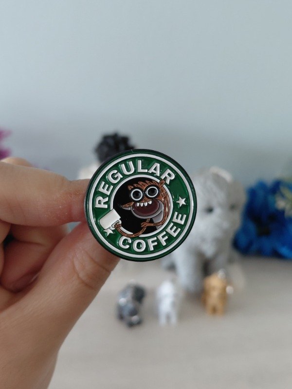 Producto - Pin metalizado - Mordecai y Rigby "Imperial Coffee" #2270