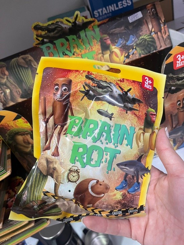 Producto - Llavero peluche con cartas coleccionables brainrot