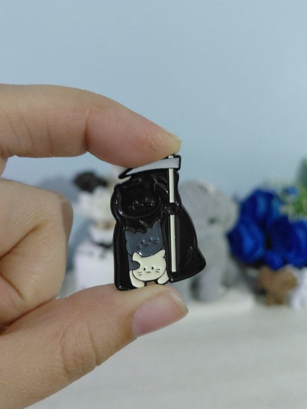 Producto - Pin metalizado - Parca michis #1960