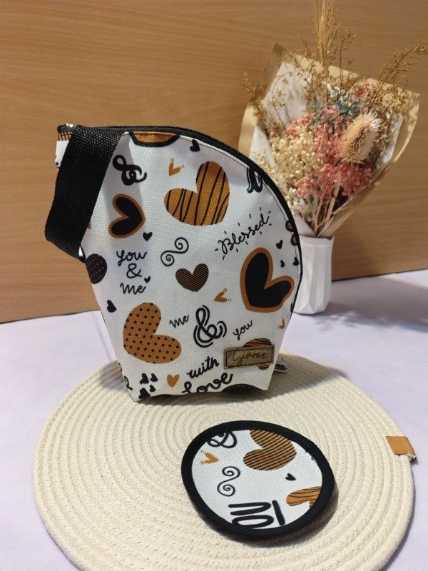 Producto - PORTA TAZA VIRAL BLANCO CON CORAZONES