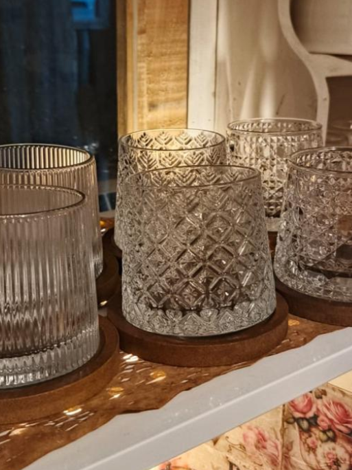 Producto - Vaso de vidrio con relieve y base de madera