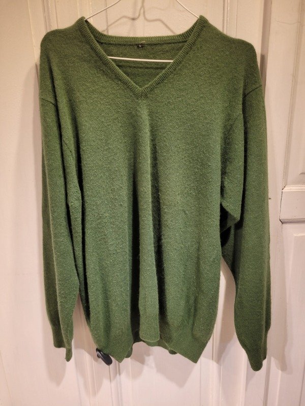 Producto - Sweater verde militar escote en v Talle L - PRECIO: 32X - 0