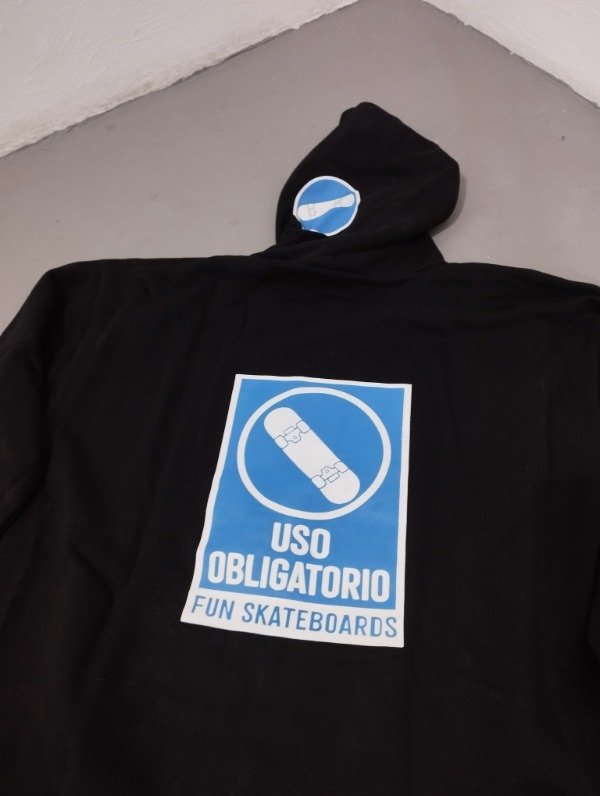 Producto - Canguro con cierre, diseño Uso Obligatorio. Talle S al 3XL.
