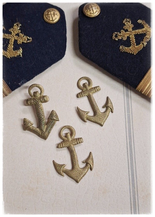 Producto - Insignia ancla dorada