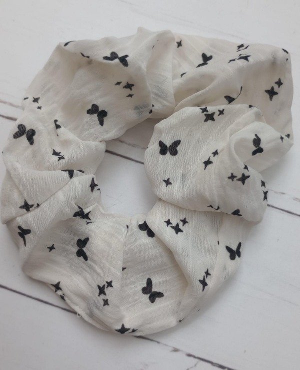 Producto - Scrunchie Blanca con Mariposas