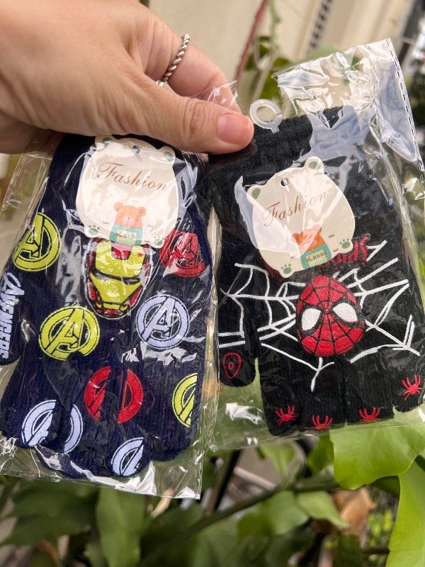 Producto - 2 pares de guantes oscuros súper heroes