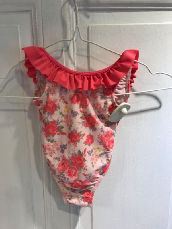 Producto - Traje de baño TEX floreado con volado fucsia- Talle 6/9 meses- PRECIO: 11x