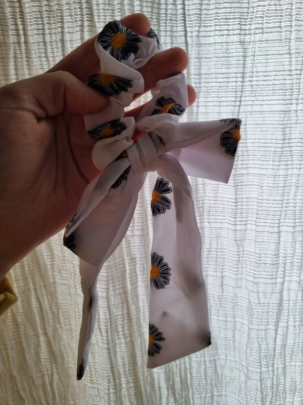 Producto - Scrunchie + lazo con margaritas blanco
