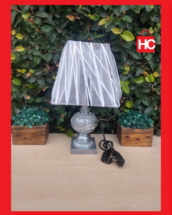 Producto - Velador con Base de Diseño Clásico