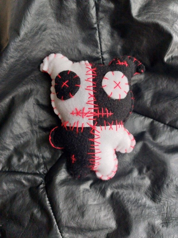 Producto - Jester blanco y negro con detalles rojo neón