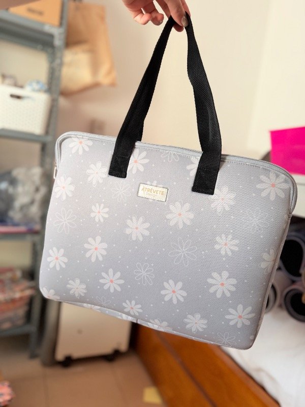 Producto - FUNDA DE NOTEBOOK - FLOR GRIS