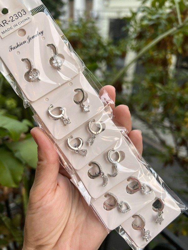 Producto - Tira de 6 pares de aros de acero con stras y dije